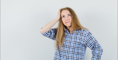imagen de una mujer con una camisa a cuadros a la que le cuesta concentrarse