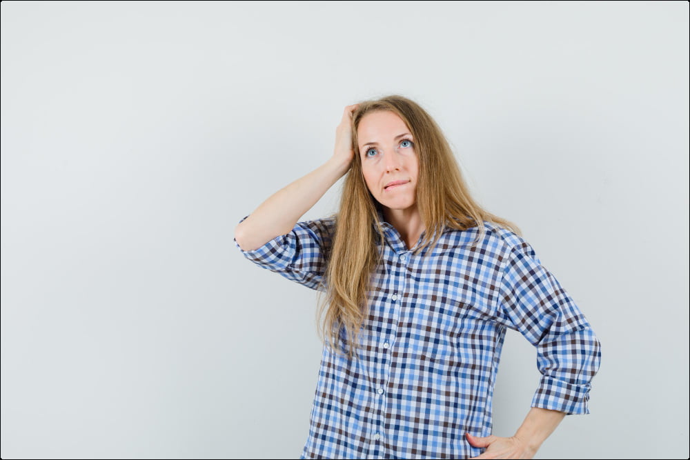 imagen de una mujer con una camisa a cuadros a la que le cuesta concentrarse