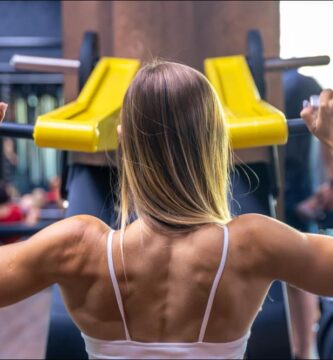imagen de mujer practicando unos de los mejores ejercicios para espalda en el gym
