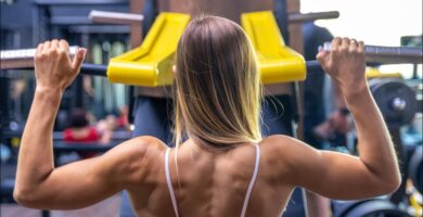 imagen de mujer practicando unos de los mejores ejercicios para espalda en el gym