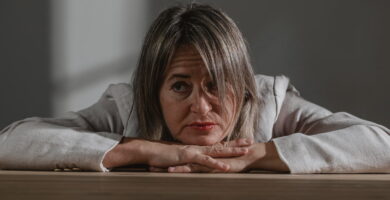 imagen de mujer que mira fijamente a cámara que padece niebla mental