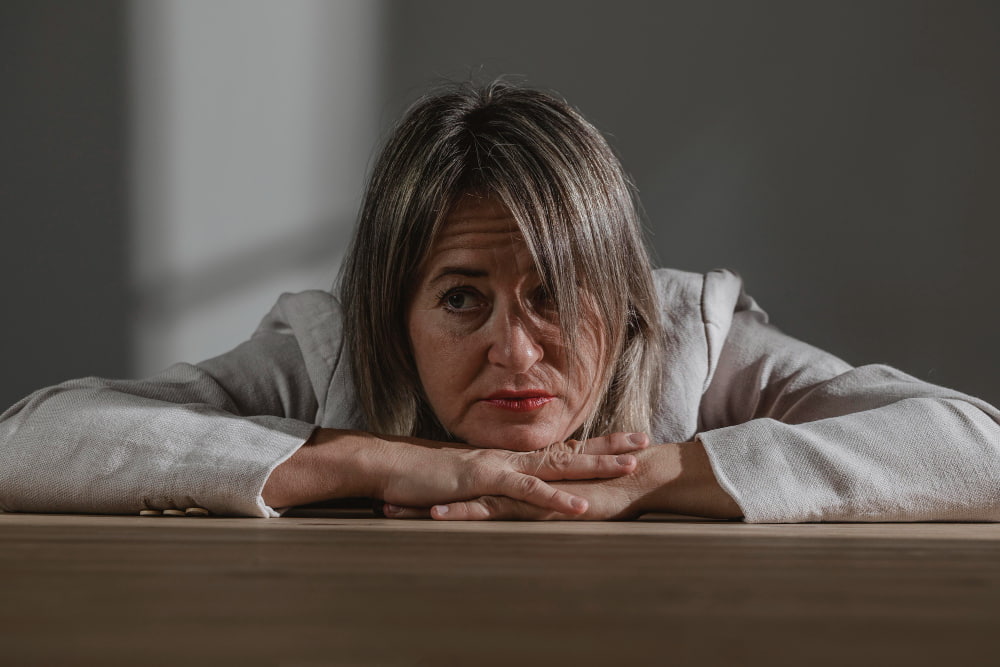 imagen de mujer que mira fijamente a cámara que padece niebla mental