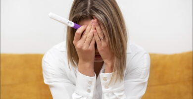 imagen de una mujer preocupada porque tiene problemas para quedarse embarazada