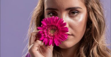 imagen de mujer que usa plantas para fortalecer el sistema inmune