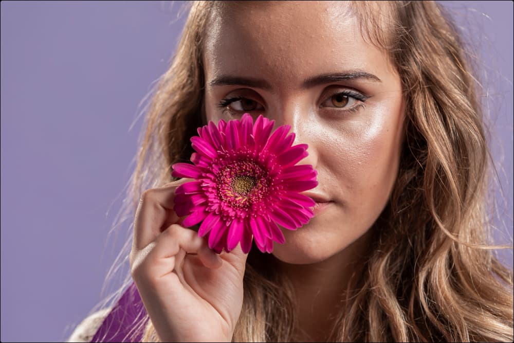imagen de mujer que usa plantas para fortalecer el sistema inmune