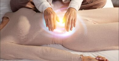 foto de una persona aplicando reiki a otra que está tendida en el suelo