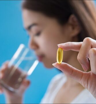 foto de una mujer tomando suplementos naturales para la fertilidad femenina