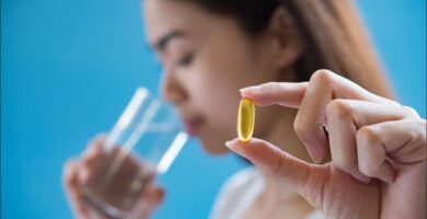 foto de una mujer tomando suplementos naturales para la fertilidad femenina