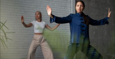 imagen de dos mujeres practicando taichi, una con el traje tradicional y la otra con ropa deportiva.