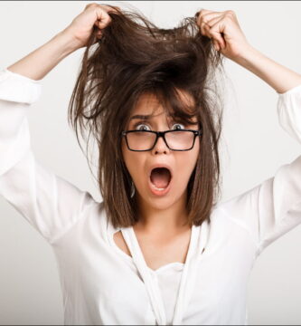 foto de una mujer que piensa tengo el pelo muy seco y dañado que puedo hacer