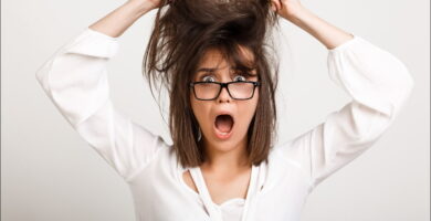 foto de una mujer que piensa tengo el pelo muy seco y dañado que puedo hacer