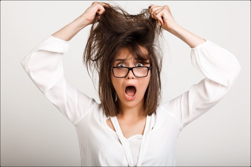 foto de una mujer que piensa tengo el pelo muy seco y dañado que puedo hacer
